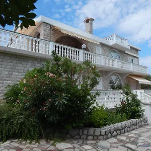 https://villa-roth.primorje-gorskikotar.com