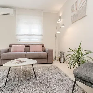 https://apartments-villa-karla.hotelinzadar.com
